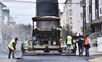 Altıeylül Belediyesi yol iyileştirme ve asfalt çalışmalarını sürdürüyor
