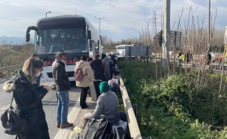 Anadolu Otoyolu'nda kamyon yolcu otobüsüne çarptı, 8 kişi yaralandı
