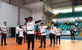 Bağcılar'daki Geleneksel Türk Okçuluğu yarışmasında dereceye girenler ödüllendirildi