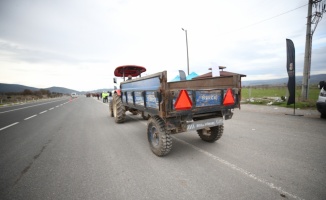 Balıkesir'de traktör kazalarını önlemek amacıyla sürücülere reflektör dağıtıldı