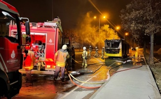 Başakşehir'de park halindeki özel halk otobüsünde yangın çıktı