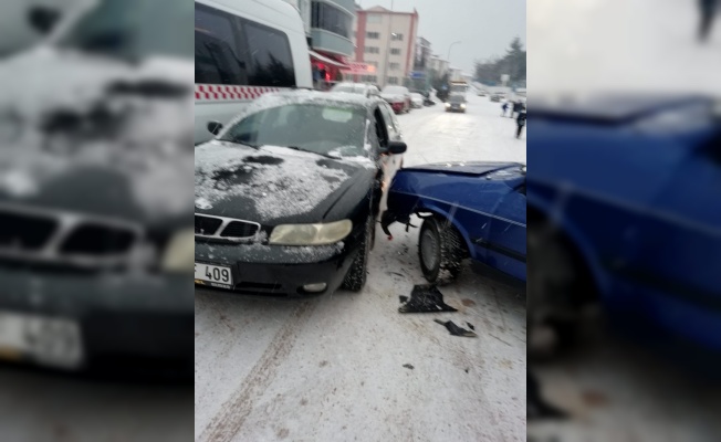 Bilecik'te yollardaki buzlanma hasarlı trafik kazalarına neden oldu