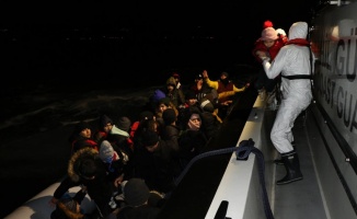 Bindikleri botun motoru arızalanan 43 düzensiz göçmen sahil güvenlik ekiplerince kurtarıldı