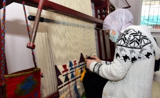 Bursa Yıldırım'da kadınlar halı dokumayı öğreniyor