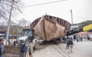 Bursa'da atölyede inşa edilen balıkçı teknesi 10 saatte limana yürütüldü