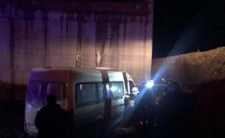Bursa'da servis minibüsü üst geçit inşaat alanına düştü, 5 kişi yaralandı