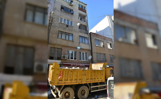 Bursa'da şikayet üzerine temizlenen evden 2 kamyon çöp çıktı