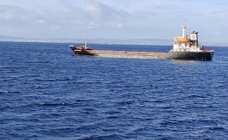 Çanakkale Boğazı'nda arızalanan kuru yük gemisi demir bölgesine çekildi