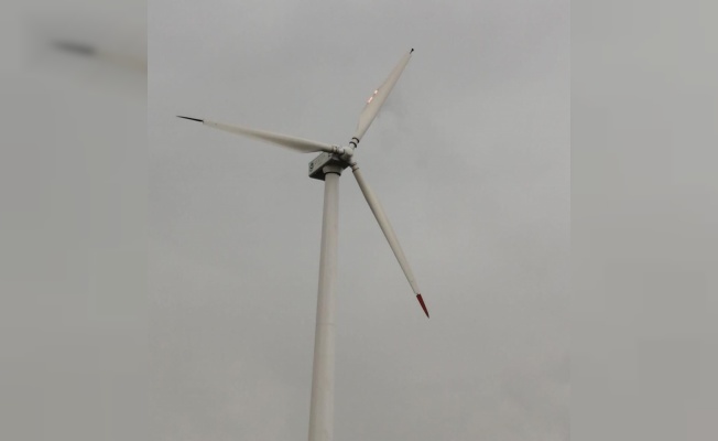 Çanakkale'de rüzgar enerji santralinin pervanesine yıldırım isabet etti