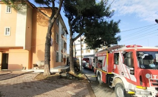 Darıca'da apartman çatısı yangında hasar gördü