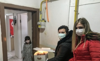 Edirne'de karantinada bulunan minik Öykü'ye doğum günü sürprizi yapıldı