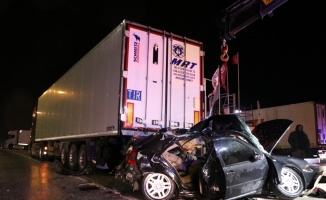 Edirne'de tıra çarpan otomobildeki 2 kişi öldü