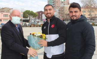 Güreş şampiyonu Aktürk Lapseki'de çiçeklerle karşılandı