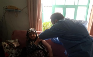 Hastaneye gidemeyen vatandaşların Kovid-19 aşıları yerinde yapılıyor