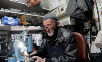 İnegöl'de 77 yaşındaki usta eskiyen ve yırtılan ayakkabıları tamir ediyor