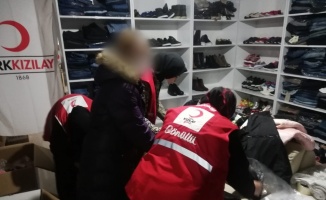 İnegöl'de Türk Kızılay'dan ihtiyaç sahibi ailelere kışlık giysi yardımı