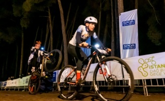 İstanbul'daki bisiklet tutkunları gece yarışında bir araya geldi