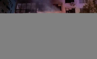 Kadıköy'de 10 katlı binada çıkan yangın söndürüldü