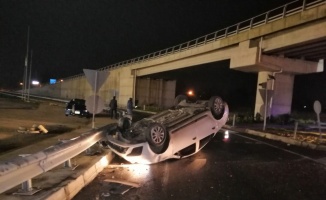 Keşan'da refüje çarpan otomobildeki 2 kişi yaralandı