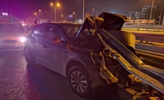 Kocaeli'de bariyere çarpan otomobilin sürücüsü yaralandı
