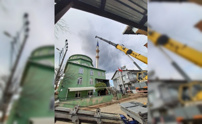 Kocaeli'de fırtına nedeniyle yan yatan caminin minaresi vinç yardımıyla kaldırıldı