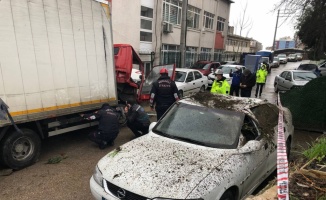 Kocaeli'de freni arızalanarak park halindeki araçlara çarpan kamyonetteki 2 kişi yaralandı