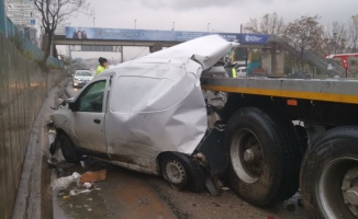 Kocaeli'de hafif ticari aracın tıra çarpması sonucu 1 kişi yaralandı
