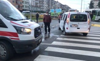 Kocaeli'de hafif ticari araçla minibüs çarpıştı, 2 yolcu yaralandı