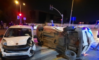 Kocaeli'de iki hafif ticari araç çarpıştığı kazada sürücüler yaralandı