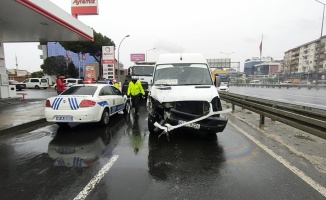 Kocaeli'de kamyonla çarpışan servis minibüsündeki 2 kişi yaralandı