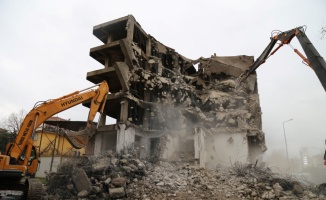 Kocaeli'de Marmara Depremi'nde hasar gören binaların yıkımı sürüyor
