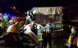 Kocaeli'de otomobilin park halindeki tıra çarpması sonucu 3 genç öldü