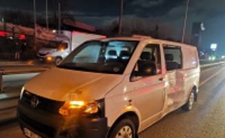 Kocaeli’de panelvanla çarpışan hafif ticari araç sürücüsü yaralandı