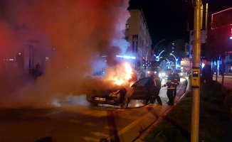 Kocaeli'de seyir halindeki otomobil alev aldı