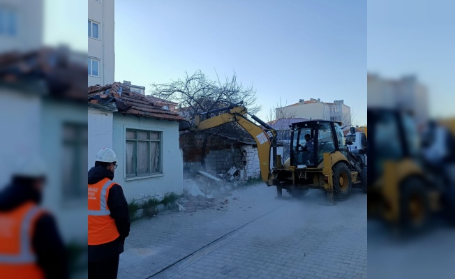 Lüleburgaz'da metruk binalar yıkılıyor