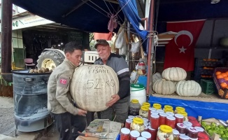Mudanyalı çiftçi tarlasında 52 kilogram ağırlığında bal kabağı yetiştirdi