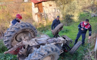 Sakarya'da devrilen traktörün sürücüsü öldü
