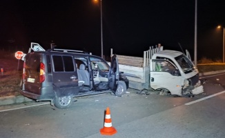Sakarya'da kamyonet ile panelvan çarpıştı, 3 kişi yaralandı