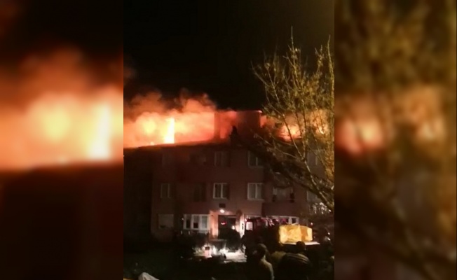 Yalova'da bir binanın çatısında çıkan yangın söndürüldü
