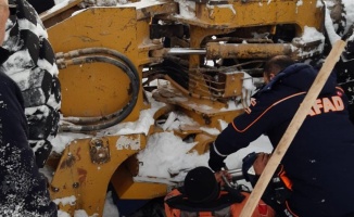 Aksaray'da kar temizliğinde iş makinesinin altında kaldı