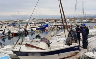 Bursa Mudanya'da su tahliyesinde bulunamayan bazı tekneler battı