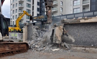 Didim'de ikiz kulelerin kaçak bölümleri yıkılmaya başlandı 