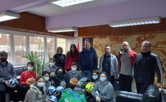 Kocaeli İzmit Belediyesi, okullara  spor malzemesi dağıttı