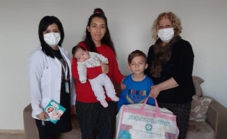 Manisa Büyükşehir’den 3 aileye ‘Hoş Geldin Bebek’ ziyareti