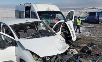 Niğde'de iki araç çarpıştı: 11 yaralı
