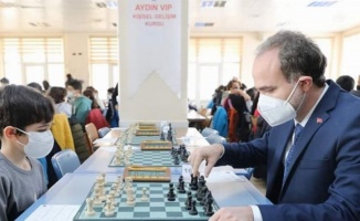 5 Şubat Satranç Turnuvasında ilk hamle Uslu'dan