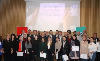 Bursa'da 'İnternet Gazeteciliği Akademisi'nde başarılı kursiyerler sertifikalandı