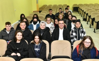 Bursa Mustafakemalpaşa Belediye Başkanı Mehmet Kanar öğrencilerle buluştu