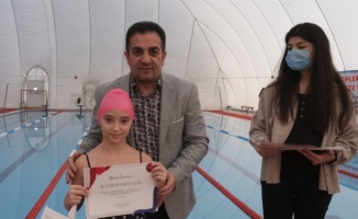 Kocaeli İzmit Belediyesi ile 25 çocuk yüzme sporuna adım attı