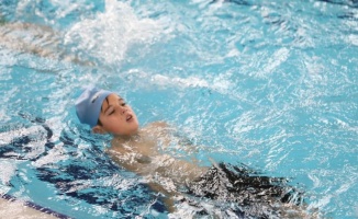 Kocaelili gençler ‘Yarı Olimpik Yüzme Havuzu’n keyfini çıkarıyor